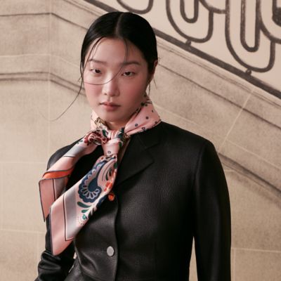 王者之虎的旋转木马”90方巾- 玫瑰色| Hermès - 爱马仕官网